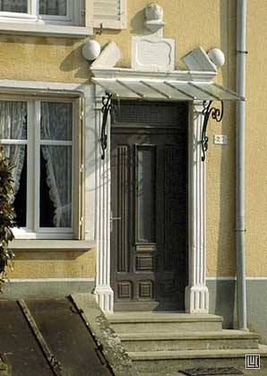 Linteau de porte orn&eacute;