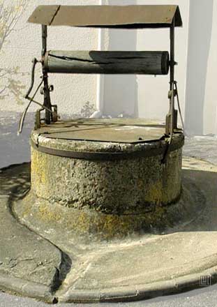 Puits ancien &agrave; Gironcourt sur Vraine